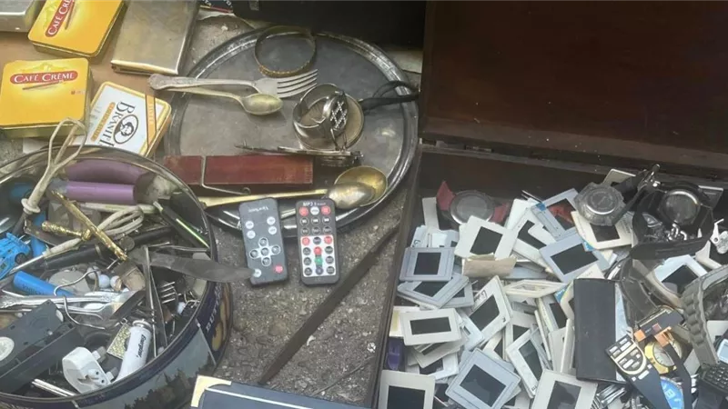 بصورة علي أرصفة أحد الأسواق .. فنان شهير يثير جدلا واسعا|بنتباع روبابيكيا