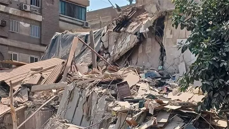 عقار مدينة نصر المنهار: انتشال ناجين من تحت الأنقاض وتحطم سيارات.. وصرف 100 جنيه بدل إعاشة