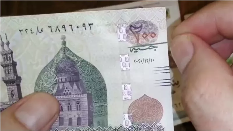 تحذير: فيديو على فيسبوك يكشف عن 200 جنيه مزورة بتقنية احترافية