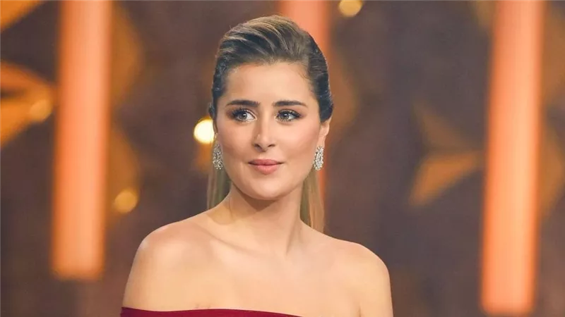 ايه الفستان ده يا فنانة.. عائشة بن أحمد بصورة مثرة للجدل