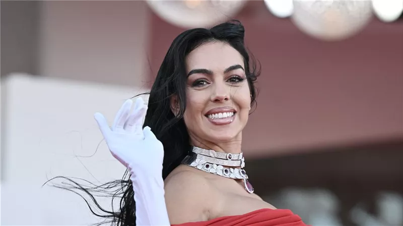 جورجينا تشعل مهرجان فينسيا ووسائل التواصل بسبب جرأتها في اختيار الفساتين