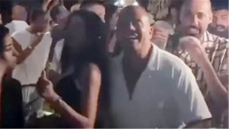 عمرو دياب وحبيبته الجديدة.. فيديو للهضبة يثير جدل بين الجمهور: ايه القصة؟