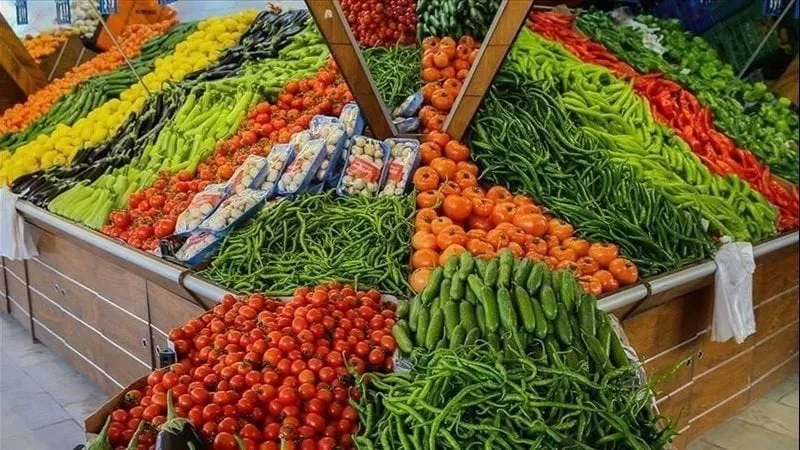 أسعار الخضراوات والفاكهة اليوم الاثنين 6 أكتوبر 2025 المانجو الفص تسجل 100 جنيها والطماطم  20 جنيها