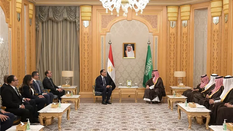 استثمارات جديدة .. الحكومة تزف بشري سارة بعد إجتماع رئيس الوزراء وولي العهد السعودي