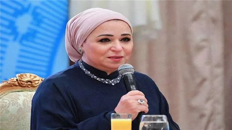 انتصار السيسي تقوم بفعل إنساني مع سيدة فقدت ابنتها وحفيدتها في حادث الزقازيق