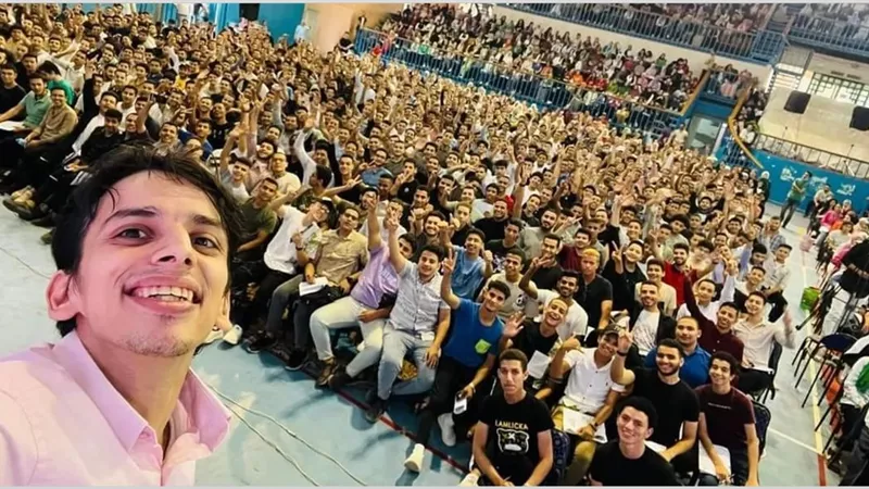 حكاية كيرلس القس أبانوب: دكتور الفيزياء الذي أثار جدلًا واسعًا على مواقع التواصل بعد محاضراته في استاد المنيا