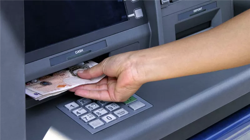 البنوك تتيح السحب من ماكينات ATM دون إدخال البطاقة بتقنية اللّاملامس