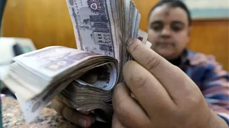 تفاصيل ومواعيد صرف مرتبات الموظفين للثلاث أشهر الأخيرة في 2024