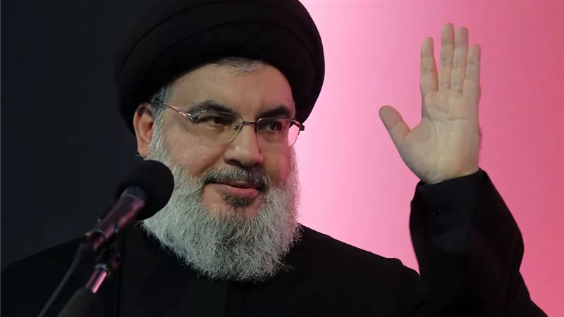  لقطات حية اثناء انتشال جـ ثمان حسن نصر الله من تحت الأنقاض وانباء عن عدم اصابته بجروح 