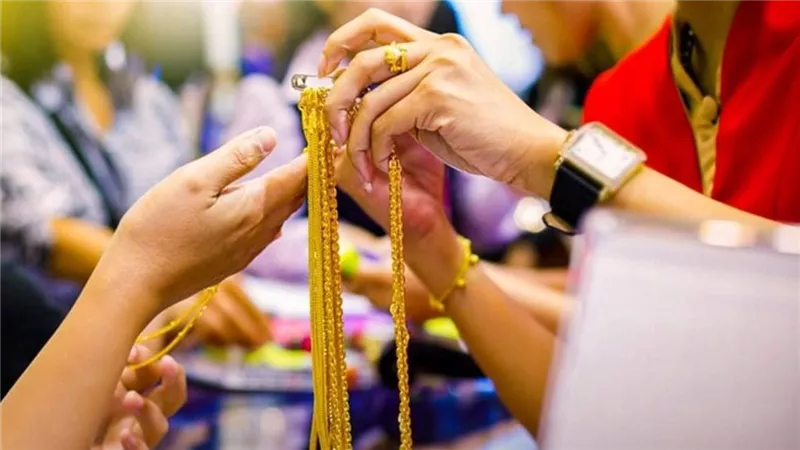 الذهب يعكس اتجاهه مجددا بشكل مفاجئ نحو الصعود .. 400 جنيه خلال 24 ساعة