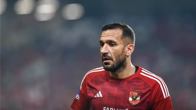 بعد إصابته في نهائي دوري أبطال إفريقيا .. الأهلي يحسم الجدل حول موقف علي معلول 
