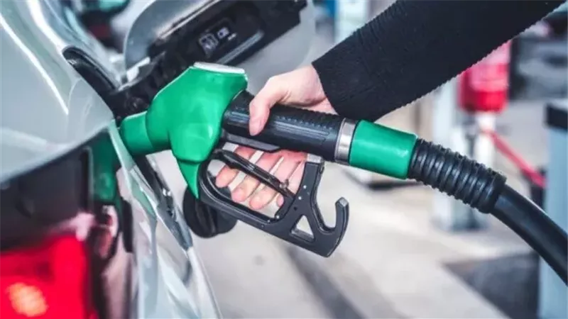 فولت التانك بكام بعد تخطي اللتر 16 جنيه :  أسعار البنزين والسولار في محطات الوقود بالمحافظات بعد قرار لجنة التسعير  وهذا سعر الغاز  للسيارات 