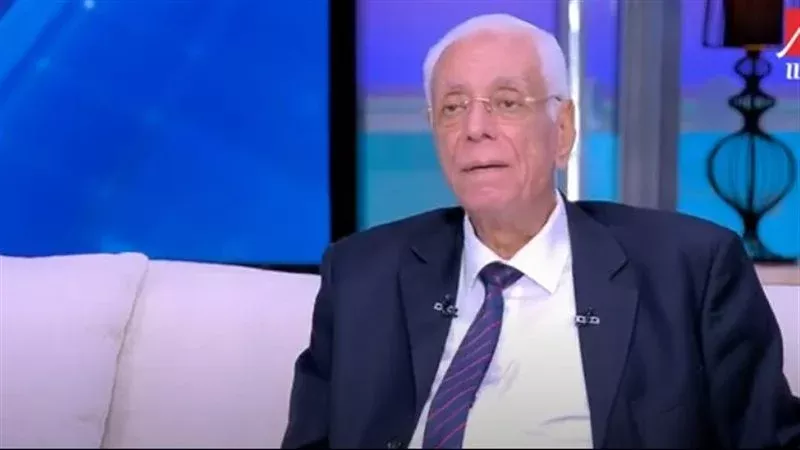 الموت يفجع الدكتور حسام موافي .. شاهد كيف ودع زوجته اثناء الجنازة 