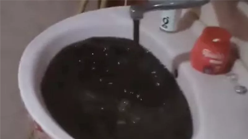 مياة المنيا بقت سودة بلون الطين والاهالى يستغيثون ورد عاجل من رئيس مياة الشرب يكشف السبب