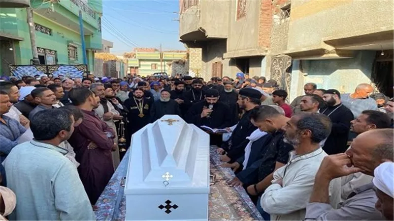 لماذا تمت الصلاة على جثمان والد كاهنين سمالوط في الشارع رغم وجود الكنيسة في صميدة؟