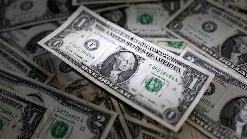الاخضر ناوي علي ايه ..  سعر الدولار في البنوك يفاجئ الجميع الان قبيل ساعات من اجتماع البنك المركزي وصل كام ؟