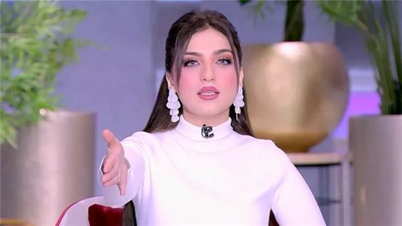 ياسمين عز تفتح النار وتهاجم تقليد الأحضان والقبلات بين العروسين بعد 