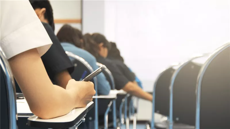 إجابتة صدمت الجميع .. طالب يثير دهشة المعلمين في الامتحانات اجابة غير متوقعة ادهشت المدرسين ماذا كتب ؟