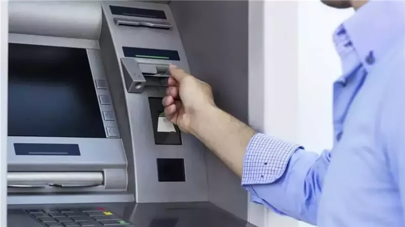 رسوم السحب من ماكينات الصراف الآلي في 12 بنك: هتدفع كام عند استخدام ماكينة بنك آخر بعد قرار المركزي بتثبيت سعر الفائدة؟