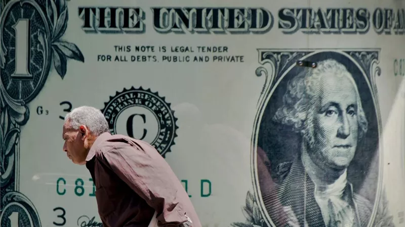 سعر الدولار في البنوك الأن بعد سحب  791.400 مليار جنيه من 28 بنكا بقرار البنك المركزي .. هل تأثرت السوق السوداء ؟ 