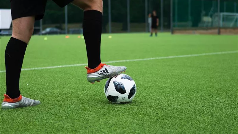 مواعيد مباريات اليوم لدوري أبطال أوروبا والدوري الإنجليزي والإسباني والإيطالي والمغربي والقنوات الناقلة