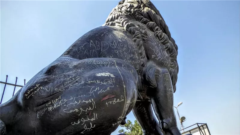 مش بيعجبهم العجب ولا معاهم حق؟.. غضب على مواقع التواصل بسبب طلاء أسود قصر النيل باللون الأسود