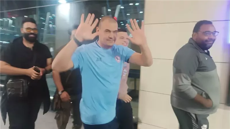 صور تبكي الحجر.. وصول لاعبي الزمالك إلى مصر واستقبال مؤثر من العائلة 