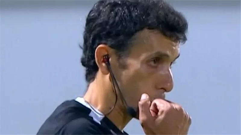 هل هنشوفه تاني في الملعب؟.. ما سر الحكم المساعد في مباراة سموحة وحرس الحدود؟