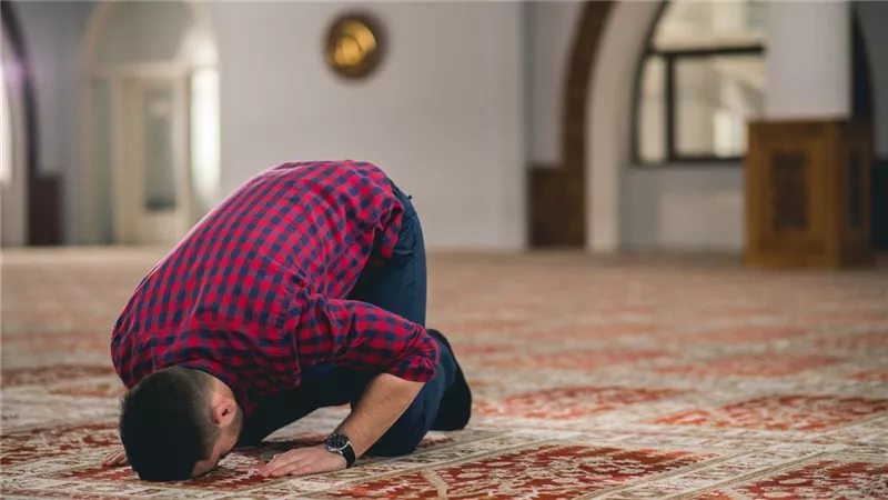 التوقيت الشتوي يبدأ رسميًا اليوم: تعرف على مواقيت صلاة الجمعة في جميع محافظات مصر بعد تأخير الساعة! هل أنت مستعد للتغيير؟