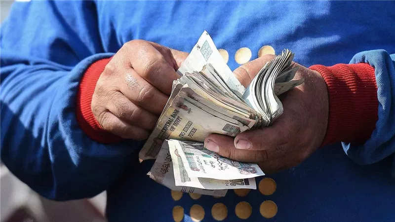 فيتش: صندوق النقد قد يتجه لتخفيف شروطه على مصر وتأجيل رفع أسعار الوقود والكهرباء | إيه الحكاية؟