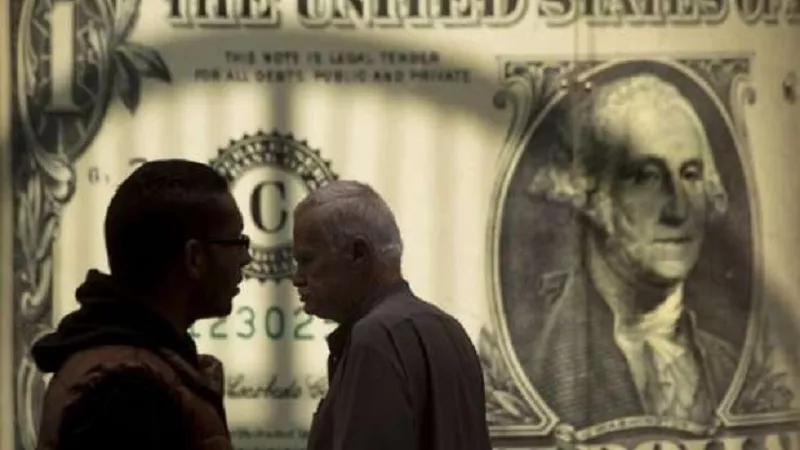 ارتفاع طفيف : الدولار يصعد في السوق السوداء خلال عطلات البنوك بعد تسجيل أعلي سعر للبيع في  بنك مصر وهذا سعره الان في الـATM