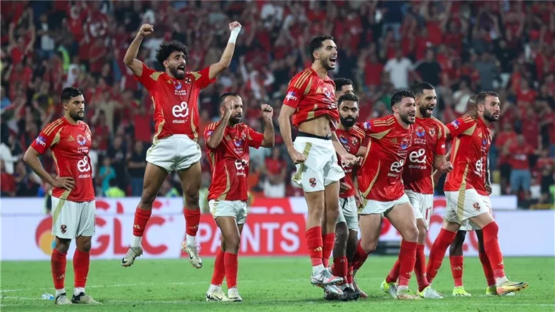 الفيفا يرفض طلب الأهلي بوضع شعار بطل القارات على القميص رسميًا
