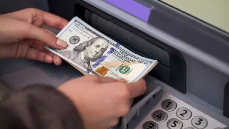 بعد انخفاضة بـ17 بنكاً .. سعر الدولار في السوق السوداء يحقق رقم مستحيل خلال عطلات البنوك اليوم هتحول الـ1000 أخضر بكام جنيه مصري؟ 