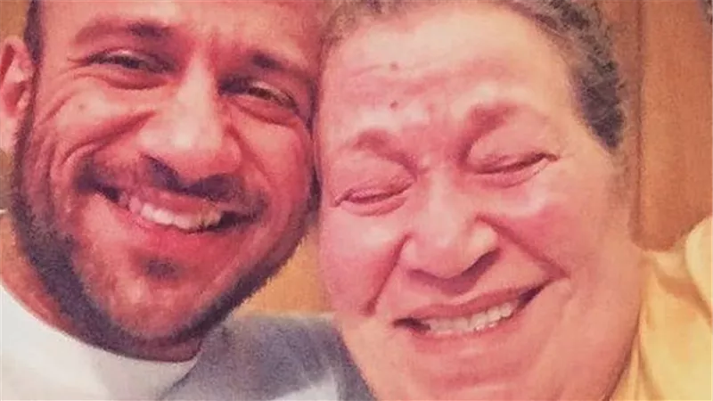 ما سر المرض النادي التي كانت تعاني منه والدة أحمد مكي ولماذ تم الدفن دون جنازة؟.. تفاصيل مؤثرة
