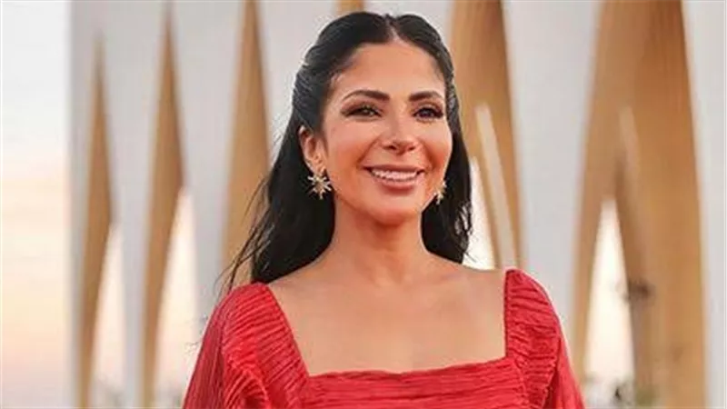 الشبه بالعافية!.. هجوم وسخرية من منى زكي بسبب محاولتها إثبات الشبه بينها وبين أم كلثوم 