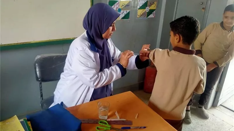 الصحة تحسم الجدل المثار حول تطعيمات طلاب المدارس بعد أنباء إنتهاء صلاحيتها وعدم مأمونيتها