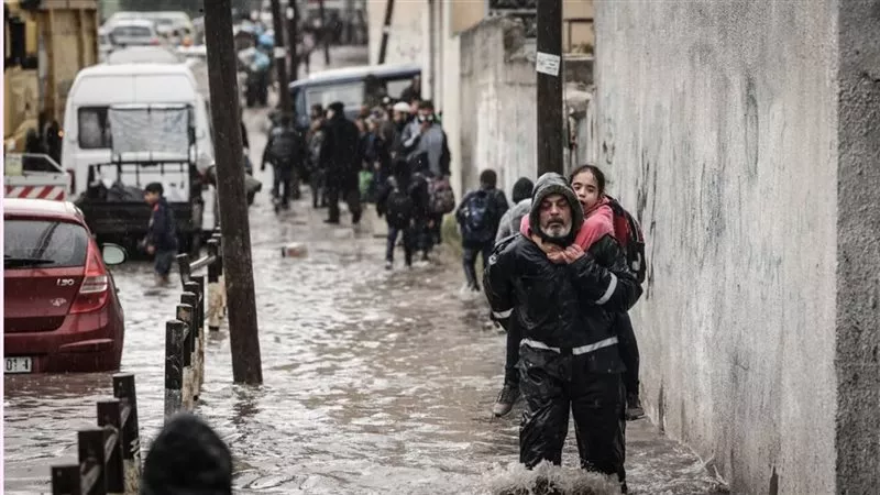  نوة خطيرة تهاجم مصر: إجازة استثنائية وتعطيل الدراسة في جميع مدارس محافظة مصرية ورفع حالة الطوارئ والمحافظ يناشد المواطنين بسبب الطقس السيئ 