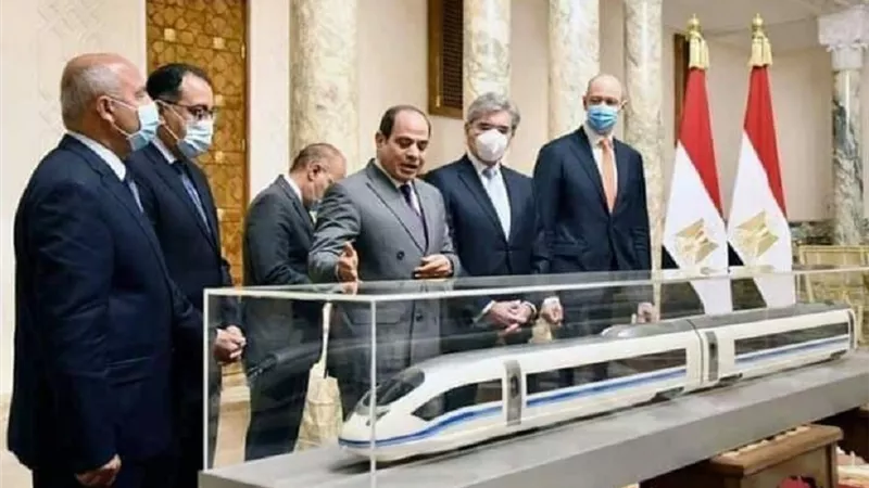 مبروك لسكان القاهرة والجيزة والأسكندرية ومحافظات الصعيد : وزير النقل يزف بشري سارة بشان القطار الكهربائي السريع