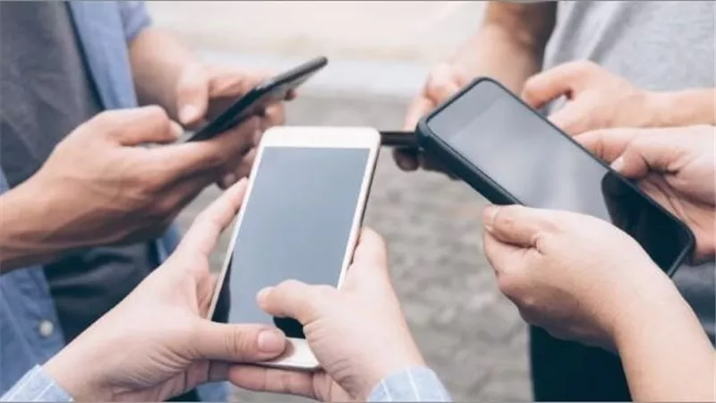 صح اللي بيتقال؟.. حقيقة إيقاف الهواتف المحمولة الواردة من الخارج في مصر|رئيس لجنة الاتصالات يحسم الجدل