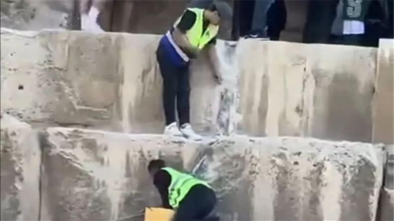 بعد فيديو تكسير الهرم الأكبر.. قرار مفاجئ من وزير الاثار ضد هؤلاء: ماذا يحدث؟
