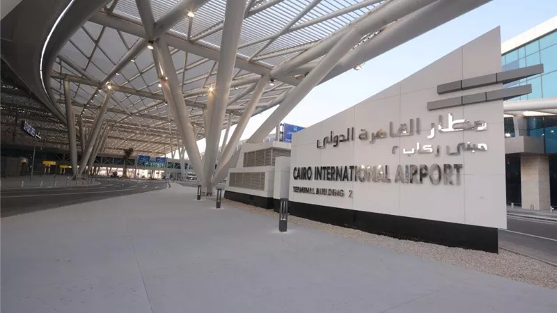 طلب إكراميات و رائحة تدخين .. وزارة الطيران ترد علي إدعاءات مدون أجنبي حول مطار القاهرة