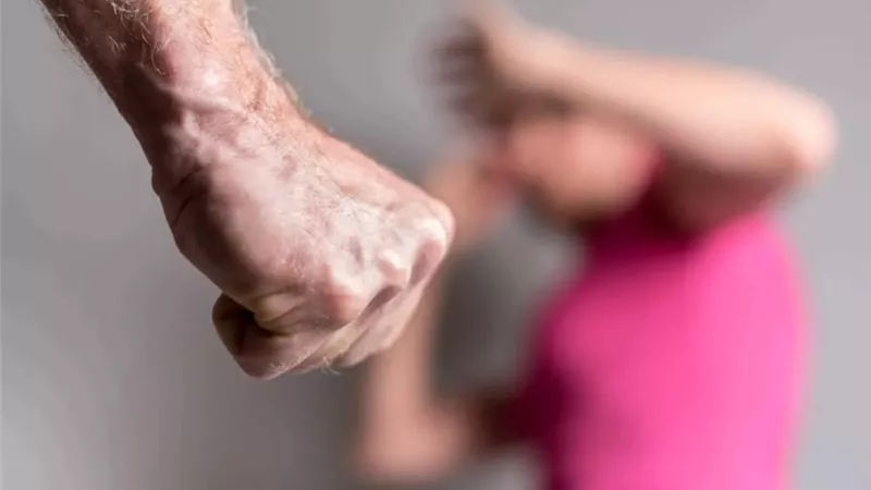 معلم بالجيزة يواجه عقوبات بالجملة لتعديه على طالبة والتنمر عليها .. تفاصيل