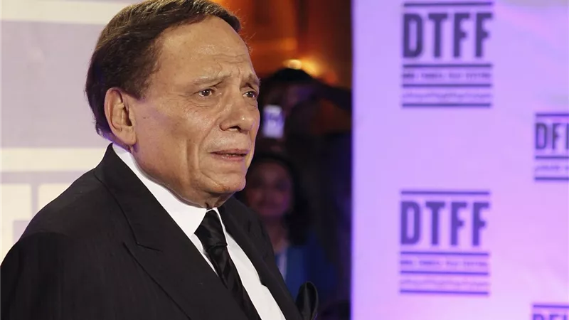 منهم عادل إمام .. مشاهير عاشوا مرارة فقد أحبائهم وأخفوا أحزانهم لإسعاد الجمهور