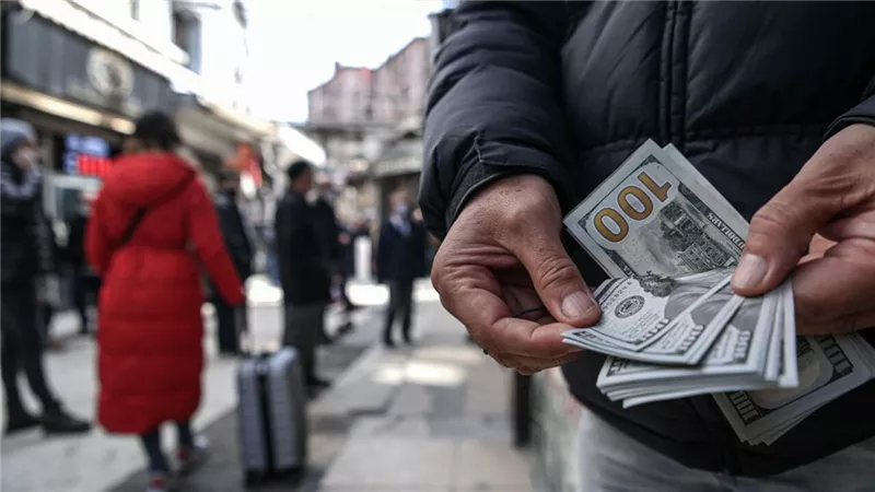 ارتفاع سعر الدولار اليوم  أمام الجنيه بـ5 بنوك وتحرك مفاجئ للأخضر في السوق السوداء بعد سسحب أكثر من تريليون جنيه من سيولة البنوك بأمر المركزي