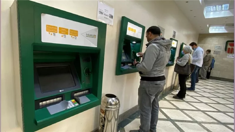 الأمن يكشف تفاصيل سرقة كروت الفيزا من كبار السن أمام ماكينات الصراف الآلي الـ ATM: سيدة تعترف بـ 4 وقائع واعترافات 