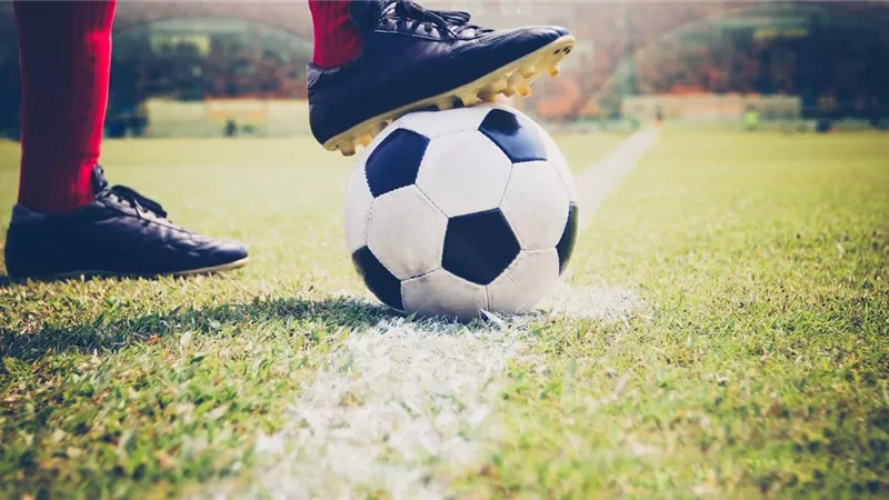 وفاة لاعب كرة قدم شهير : الموت يفجع الوسط الكروي اليوم بعد رحيل نجم الكرة العربي بحادث مأساوي ماذا حدث؟