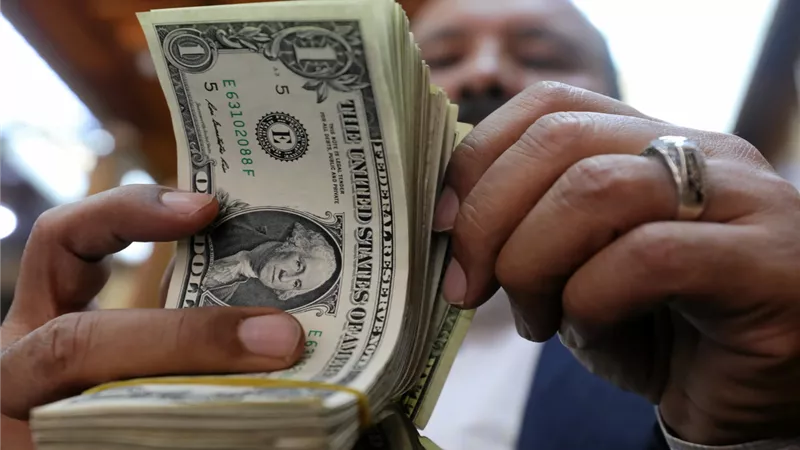 بعد ارتفاعه بـ12بنكاً : تحرك سعر الدولار في السوق السوداء خلال عطلات البنوك هتحول 1000 دولار بكام جنيه من الـATM ؟