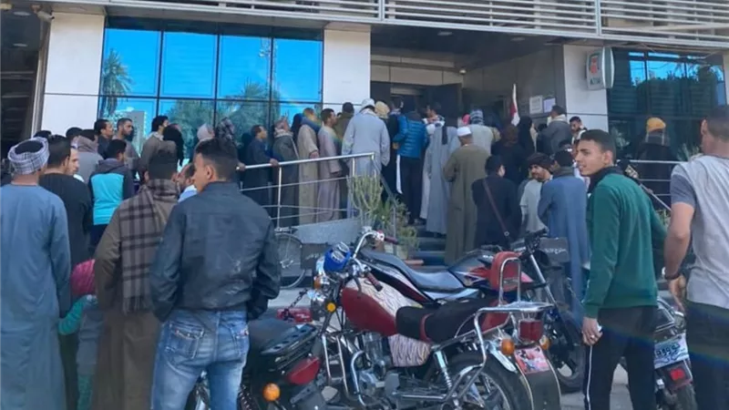 بالطوابير تدافع غير مسبوق أمام فروع البنك الأهلي.. أصدار شهادات استثمار بفائدة مذهلة تُشعل سباق المنافسة في السوق البنكي 