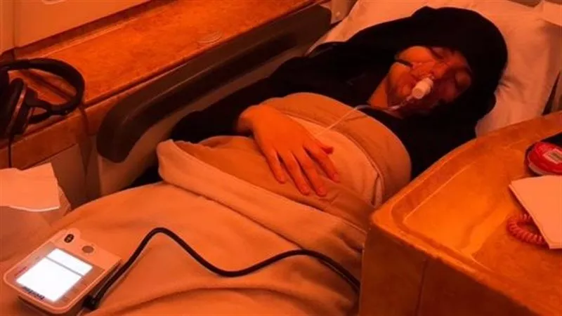 عاجل : شاهد فنانة شابة تدخل في غيبوبة تامه وتم وضعها علي جهاز التنفس الصناعي داخل الطائرة اثناء عودتها من العمرة 