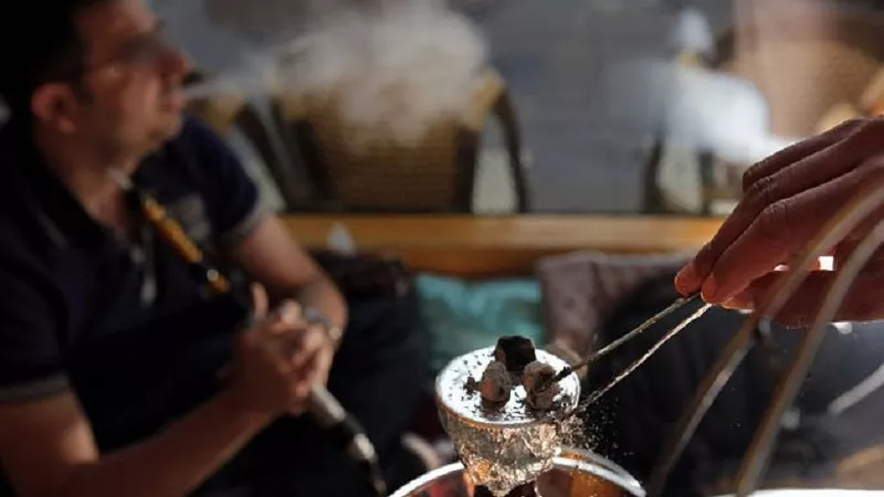  منع الشيشة في المقاهي والكافيهات وقرار صارم بشأن السجائر وعقوبات مالية وحبس بهذه الحالات ايه الحكاية ؟